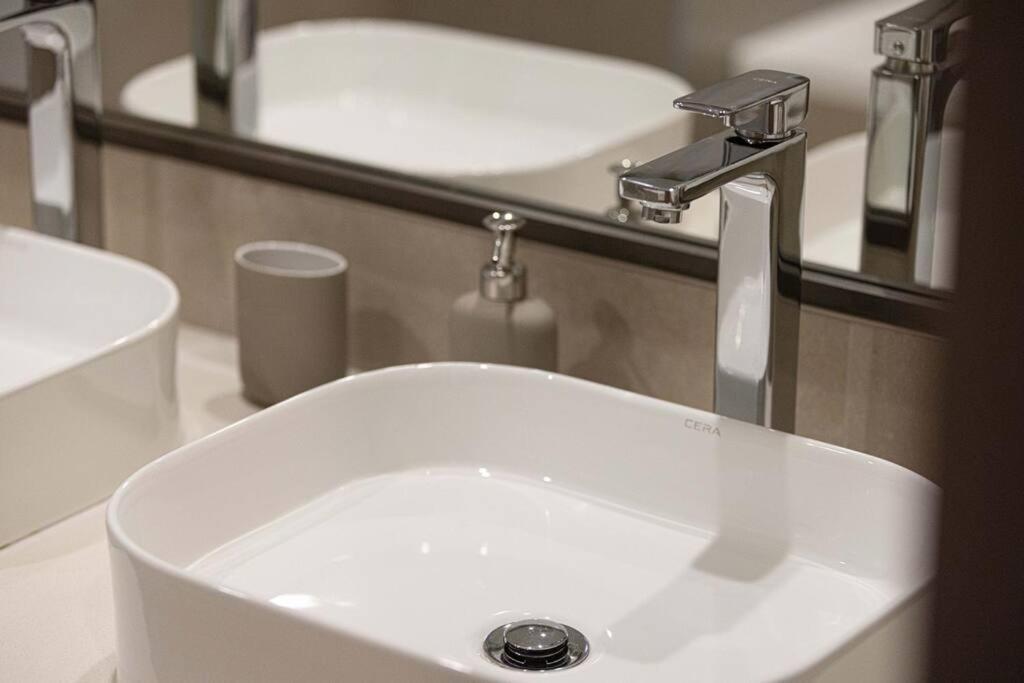 Appartamento Chic 2 Bed Near Trade Centre With 5 Star Amenities Dubai Esterno foto