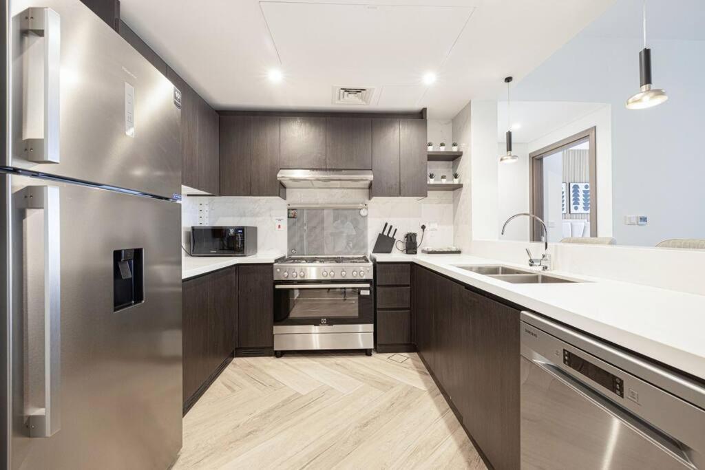 Appartamento Chic 2 Bed Near Trade Centre With 5 Star Amenities Dubai Esterno foto