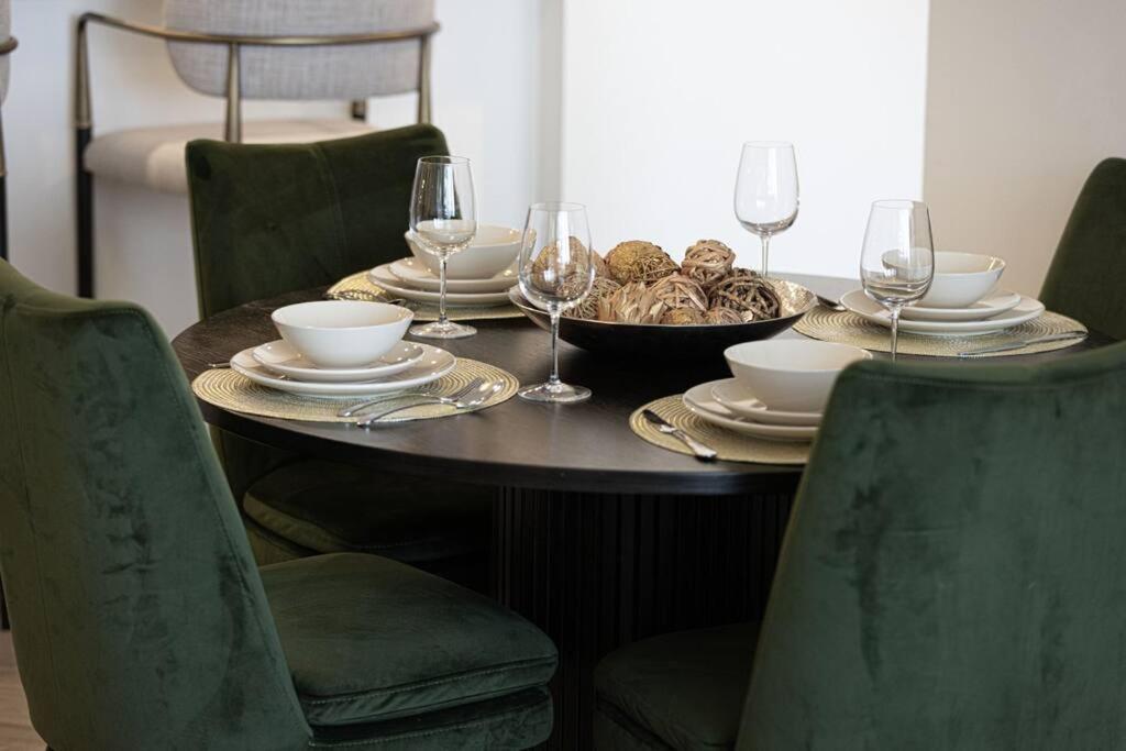 Appartamento Chic 2 Bed Near Trade Centre With 5 Star Amenities Dubai Esterno foto