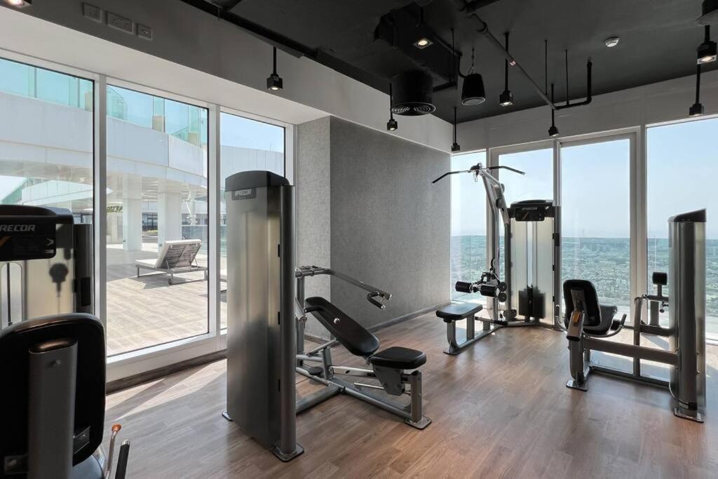 Appartamento Chic 2 Bed Near Trade Centre With 5 Star Amenities Dubai Esterno foto