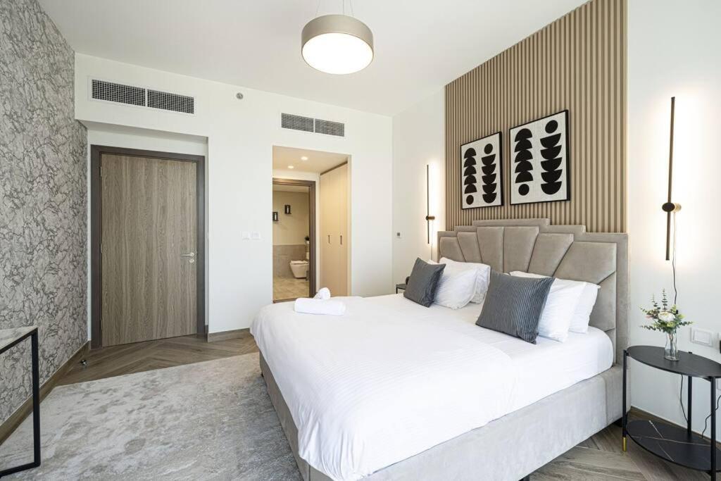 Appartamento Chic 2 Bed Near Trade Centre With 5 Star Amenities Dubai Esterno foto