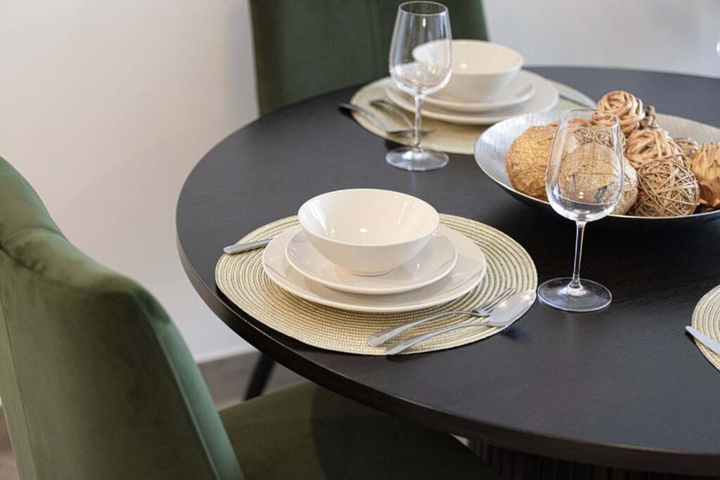 Appartamento Chic 2 Bed Near Trade Centre With 5 Star Amenities Dubai Esterno foto