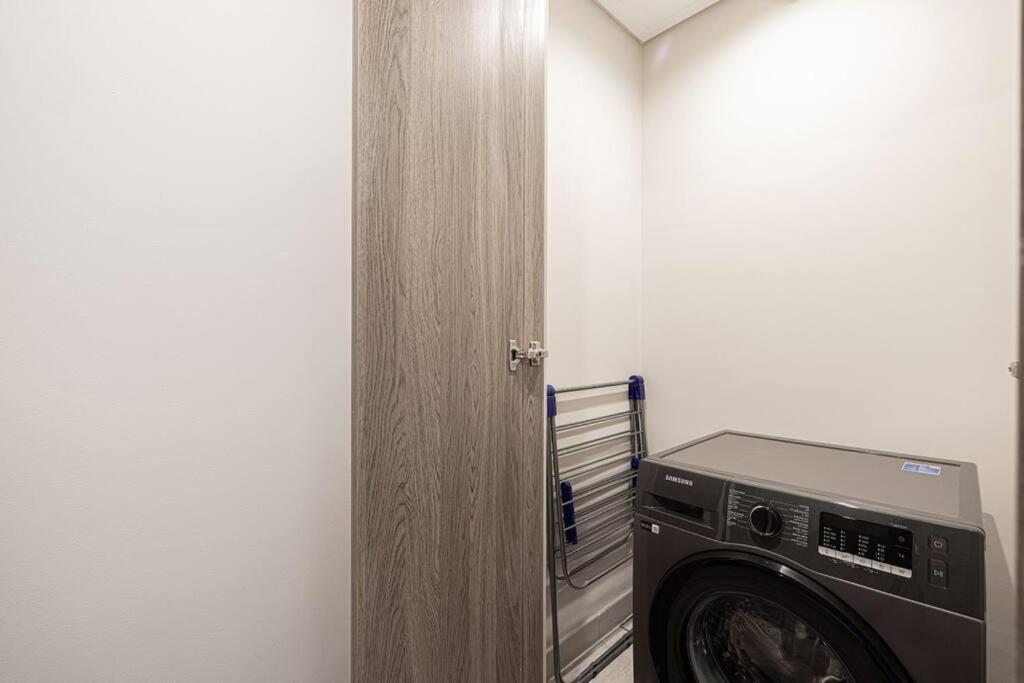 Appartamento Chic 2 Bed Near Trade Centre With 5 Star Amenities Dubai Esterno foto