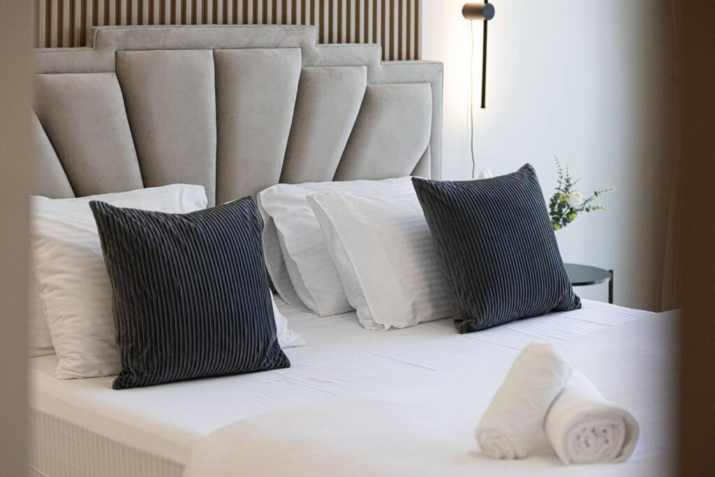 Appartamento Chic 2 Bed Near Trade Centre With 5 Star Amenities Dubai Esterno foto