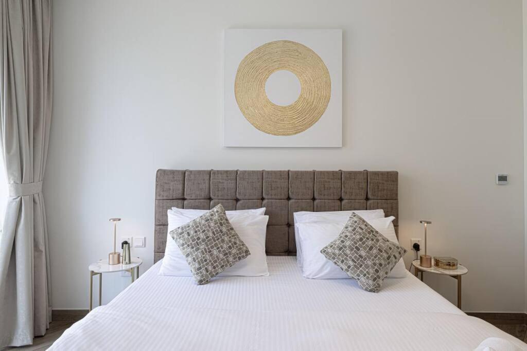 Appartamento Chic 2 Bed Near Trade Centre With 5 Star Amenities Dubai Esterno foto